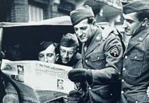 หารอเมริกัน อ่าน หนังสือพิมพ์ สตาร์ส แอนด์ สไตรป์ส ช่วง สงครามโลกครั้งที่ 2