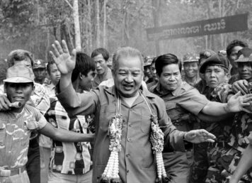 พระบาทสมเด็จพระนโรดม สีหนุ ห้อมล้อม ด้วย ทหาร เมื่อเสด็จเยี่ยมทหาร ที่ ชายแดน ไทย-เขมร