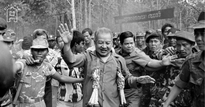 พระบาทสมเด็จพระนโรดม สีหนุ ห้อมล้อม ด้วย ทหาร เมื่อเสด็จเยี่ยมทหาร ที่ ชายแดน ไทย-เขมร