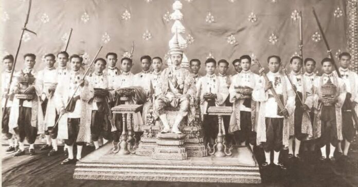 พระบาทสมเด็จพระปกเกล้าเจ้าอยู่หัว ประทับบนพระที่นั่งพุดตานกาญจนสิงหาสน์ ในพระราชพิธีบรมราชาภิเษก พ.ศ. 2468