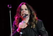 ออสซี่ ออสบอร์น (Ozzy Osbourne) นักร้องห้าวกัดหัวค้างคาวต่อหน้าผู้ชม
