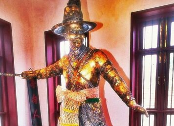 พระบรมรูป สมเด็จพระเจ้ากรุงธนบุรี พระราชวังเดิม