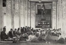 พระที่นั่ง สุทไธสวรรย์ปราสาท สมัย รัชกาลที่ 4 พระสงฆ์ เจ้านาย ข้าราชบริพาร นั่งพื้น ประกอบ เบี้ยหวัด-เงินเดือนเจ้านาย เจ้านายสมัยต้นรัตนโกสินทร์