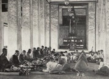พระที่นั่ง สุทไธสวรรย์ปราสาท สมัย รัชกาลที่ 4 พระสงฆ์ เจ้านาย ข้าราชบริพาร นั่งพื้น ประกอบ เบี้ยหวัด-เงินเดือนเจ้านาย เจ้านายสมัยต้นรัตนโกสินทร์