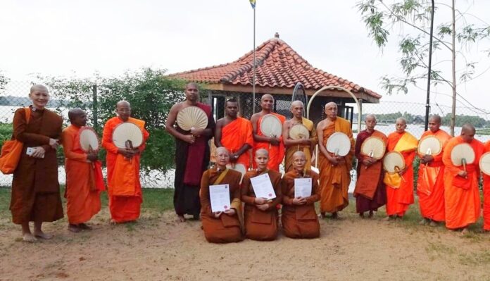 Cover photo Buddhist nun พิธีอุปสมบท ภิกษุณี ประเทศศรีลังกา ปัญหาการไม่สามารถบวชภิกษุณีได้ในไทย