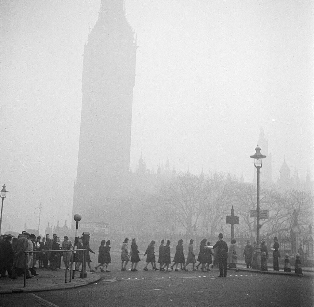 ท้องถนน ใน กรุงลอนดอน ช่วงวิกฤต หมอกควัน ปี 1952 ประเทศอังกฤษ