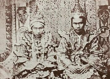 พระเจ้าธีบอ พระนางศุภยาลัต ทรงประทับ บนแท่นพระที่นั่ง พระเจ้าธีบอ กษัตริย์พม่า