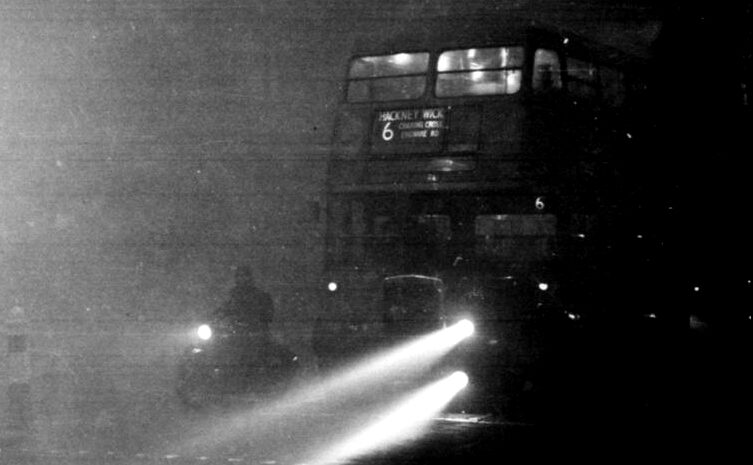 ท้องถนน ใน กรุงลอนดอน ช่วงวิกฤต หมอกควัน ปี 1952 ประเทศอังกฤษ