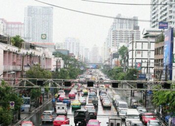 ถนนเพชรบุรี มีรถติดมากมาย สองข้างทาง เต็มไปด้วย อาคาร บ้านเรือน