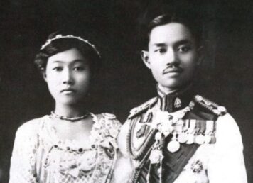 รัชกาลที่ 7 พระปกเกล้า ถ่ายภาพ คู่กับ พระนางเจ้ารำไพพรรณี ประกอบเรื่อง เลือดจีน