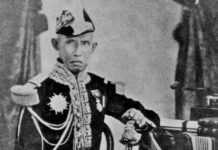 พระบาทสมเด็จพระปิ่นเกล้าเจ้าอยู่หัว ในชุด ทหารเรือ ทรง สนับสนุน ยกเลิก การอยู่ไฟ ประทับ พระบวรราชวัง