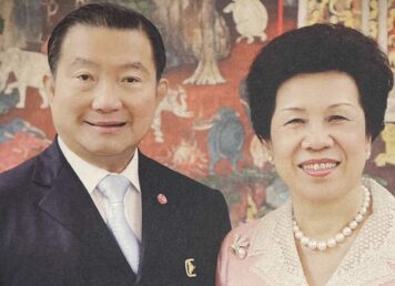 คุณหญิงวรรณา นายเจริญ สิริวัฒนภักดี ถ่ายภาพคู่กัน