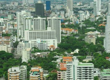 ตึกราบ้านช่อง ย่าน สุขุมวิท เต็มไปด้วย ต้นไม้ อาคาร ที่อยู่อาศัย