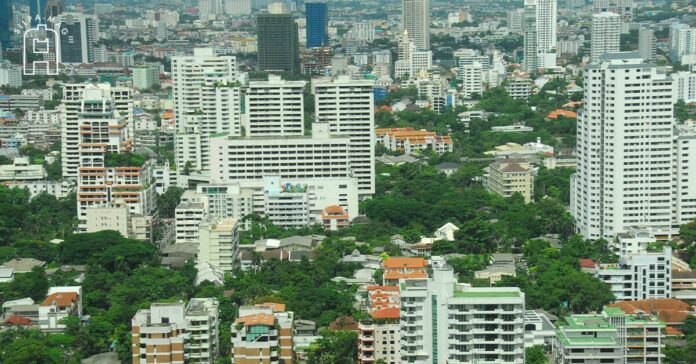 ตึกราบ้านช่อง ย่าน สุขุมวิท เต็มไปด้วย ต้นไม้ อาคาร ที่อยู่อาศัย