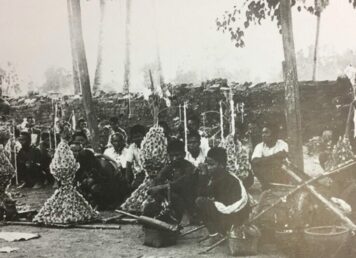 ชาว ลาว นครพนม แห่ประสาทผึ้ง ประกอบเรื่อง คำว่า อีสาน