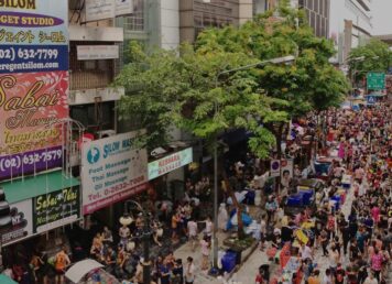 ถนนสีลม บางรัก กรุงเทพ ในเทศกาลสงกรานต์