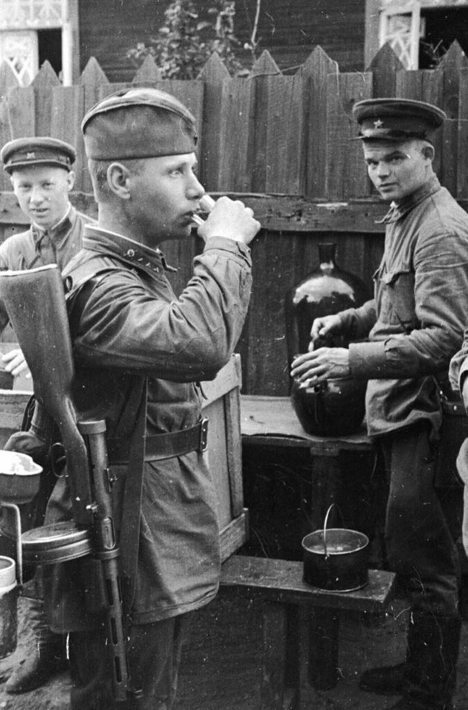 ทหารโซเวียต ดื่ม วอดก้า สุรา