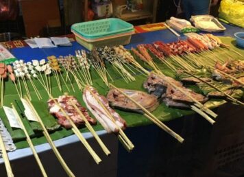 ร้านขาย หมาล่า ซาวข่าว ที่ ตลาดกลางคืนสิบสองปันนา มีไม้อาหาร เรียงราย มากมาย
