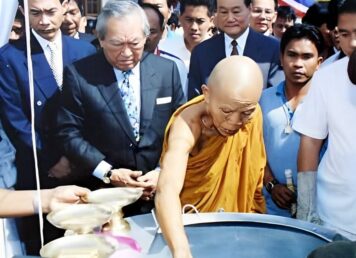 หลวงพ่อคูณ พลเอก ชาติชาย ชุณหะวัณ ปลุกเสกเหรียญ