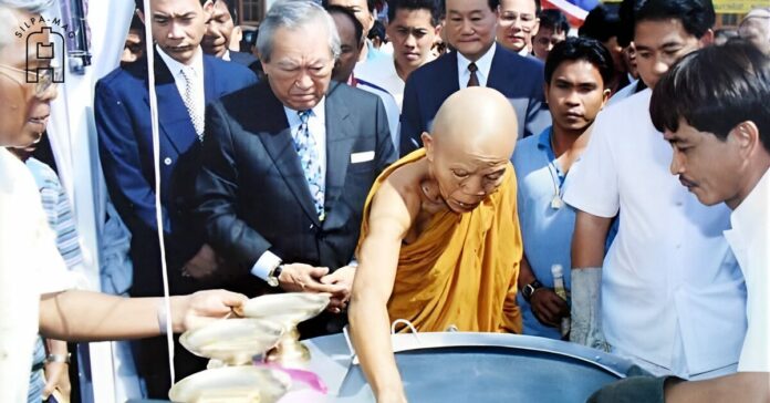 ภาพปก ชาติชาย หลวงพ่อคูณ พลเอก ชาติชาย ชุณหะวัณ ปลุกเสกเหรียญ