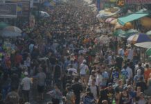 ผู้คนมากมาย บน ถนนข้าวสาร ในเทศกาล สงกรานต์