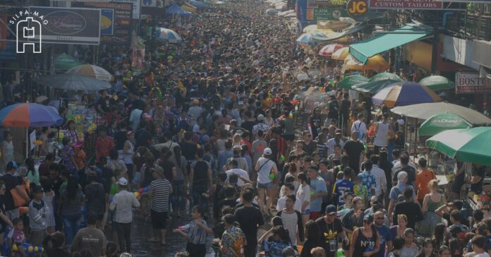 ผู้คนมากมาย บน ถนนข้าวสาร ในเทศกาล สงกรานต์
