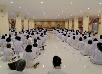 ผู้คน กำลัง สวดมนต์