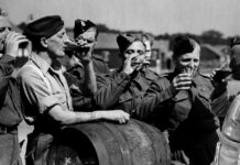 ทหารอังกฤษ ดื่ม เบียร์ สุรา เฉลิมฉลอง