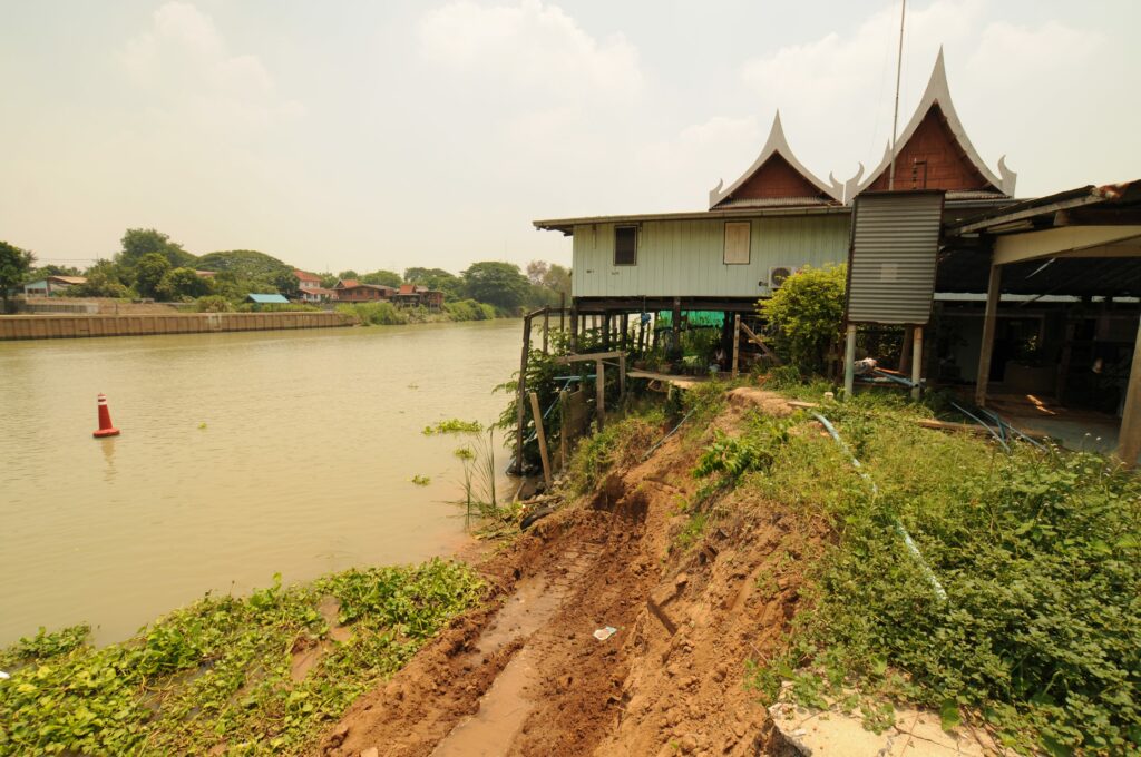 บ้านทรงไทย ริมน้ำ เชิงสะพาน วัดกษัตรา พื้นที่ของ วัดราชพลี