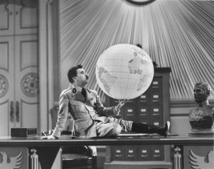 ชาร์ลี แชปลิน ในภาพยนตร์ The Great Dictator หนังล้อเผด็จการ