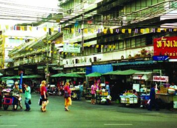 ถนนข้าวสาร คนข้ามถนน ร้านค้า