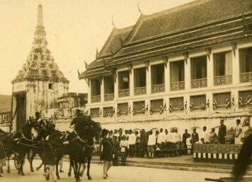 พระบาทสมเด็จพระปกเกล้าเจ้าอยู่หัว สมเด็จพระนางเจ้ารำไพพรรณี พระบรมราชินี ประทับที่หน้าพลับพลาสูงหน้าพระที่นั่งสุทไธสวรรย์ ด้านนอกพระบรมมหาราชวัง รถม้าประดิษฐานรัฐธรรมวิ่งผ่านหน้าพระที่นั่ง บนถนนสนามไชย เป็นงานฉลองรัฐธรรมนูญครั้งแรก ในปี พ.ศ. 2475, ข่าวลือ การปฏิวัติ