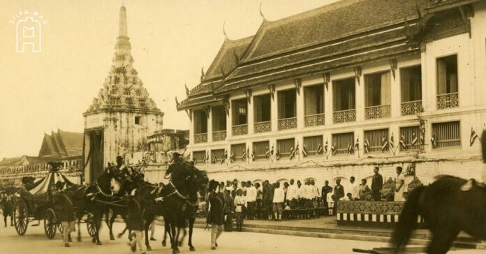 พระบาทสมเด็จพระปกเกล้าเจ้าอยู่หัว สมเด็จพระนางเจ้ารำไพพรรณี พระบรมราชินี ประทับที่หน้าพลับพลาสูงหน้าพระที่นั่งสุทไธสวรรย์ ด้านนอกพระบรมมหาราชวัง รถม้าประดิษฐานรัฐธรรมวิ่งผ่านหน้าพระที่นั่ง บนถนนสนามไชย เป็นงานฉลองรัฐธรรมนูญครั้งแรก ในปี พ.ศ. 2475, ข่าวลือ การปฏิวัติ