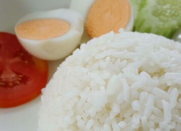 ข้าวสวย ไข่ มะเขือเทศ แตงกวา