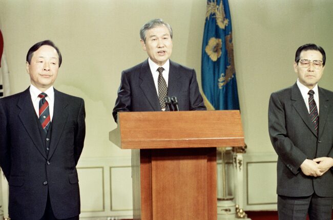 คิม ยอง-ซัม การแถลงข่าว ประธานาธิบดีโน แท-อู คิม จอง-พิล การควบรวมพรรคเดือนมกราคม ปี 1990