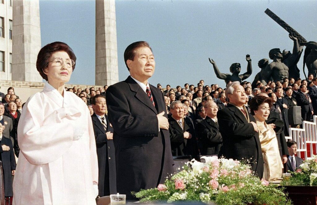 คิม แด-จุง พิธีสาบานตน ประธานาธิบดีเกาหลีใต้ คิม ยอง-ซัม อดีตประธานาธิบดี วันที่ 25 กุมภาพันธ์ 1998