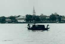 วัดประยุรวงศาวาส แม่น้ำเจ้าพระยา ฝั่งธน ธนบุรี จังหวัดธนบุรี โยนทุกสิ่งทุกอย่างลงในแม่น้ำ
