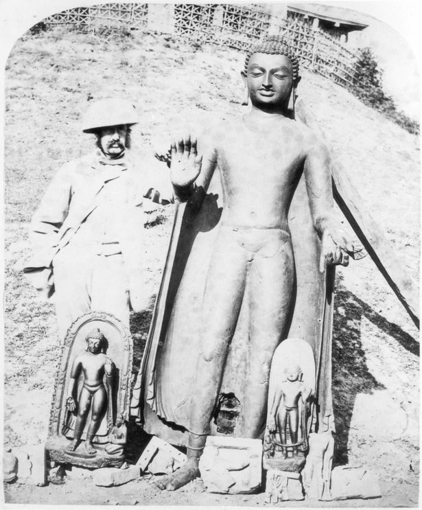 อี. บี. แฮริส ถ่ายคู่ พระพุทธรูปสุลตานคัญช์ ศิลปะคุปตะ อินเดีย 