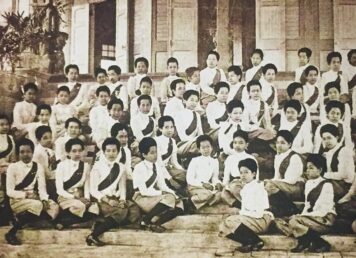 สมเด็จพระบรมราชินีนาถ สมเด็จพระบรมราชเทวี และพระอัครราชเทวี พร้อมด้วยเจ้าจอมมารดา และเจ้าจอม ณ อัฒจันทร์ พระที่นั่งวิมานเมฆ พระภรรยาเจ้า 3 พระองค์ 8 พระสนม-พระกำนัล