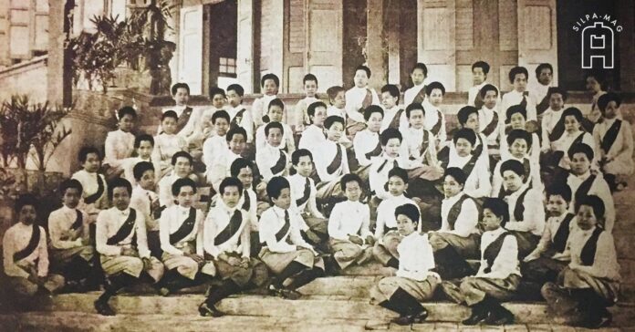 Cover สมเด็จพระบรมราชินีนาถ สมเด็จพระบรมราชเทวี และพระอัครราชเทวี พร้อมด้วยเจ้าจอมมารดา และเจ้าจอม ณ อัฒจันทร์ พระที่นั่งวิมานเมฆ พระภรรยาเจ้า 3 พระองค์ 8 พระสนม-พระกำนัล