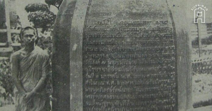 rakang พระสงฆ์ ยืน ข้าง ระฆัง ระฆังเล็กถวายวัด การตีระฆังของพระสงฆ์