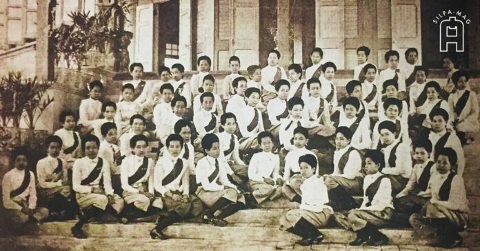 ภาพปก - ฝ่ายใน สมเด็จพระบรมราชินีนาถ สมเด็จพระบรมราชเทวี และพระอัครราชเทวี พร้อมด้วยเจ้าจอมมารดา และ เจ้าจอม ณ อัฒจันทร์ พระที่นั่งวิมานเมฆ พระราชสำนักฝ่ายใน
