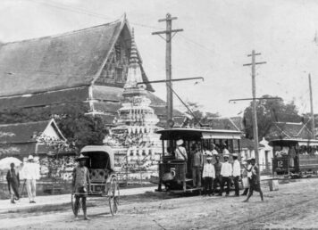 วัดชนะสงคราม ภาพถ่าย สมัย รัชกาลที่ 5 มี เสาไฟ รถรางไฟฟ้า วิ่งบน ถนนจักรพงษ์