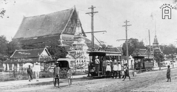 วัดชนะสงคราม ภาพถ่าย สมัย รัชกาลที่ 5 มี เสาไฟ รถรางไฟฟ้า วิ่งบน ถนนจักรพงษ์