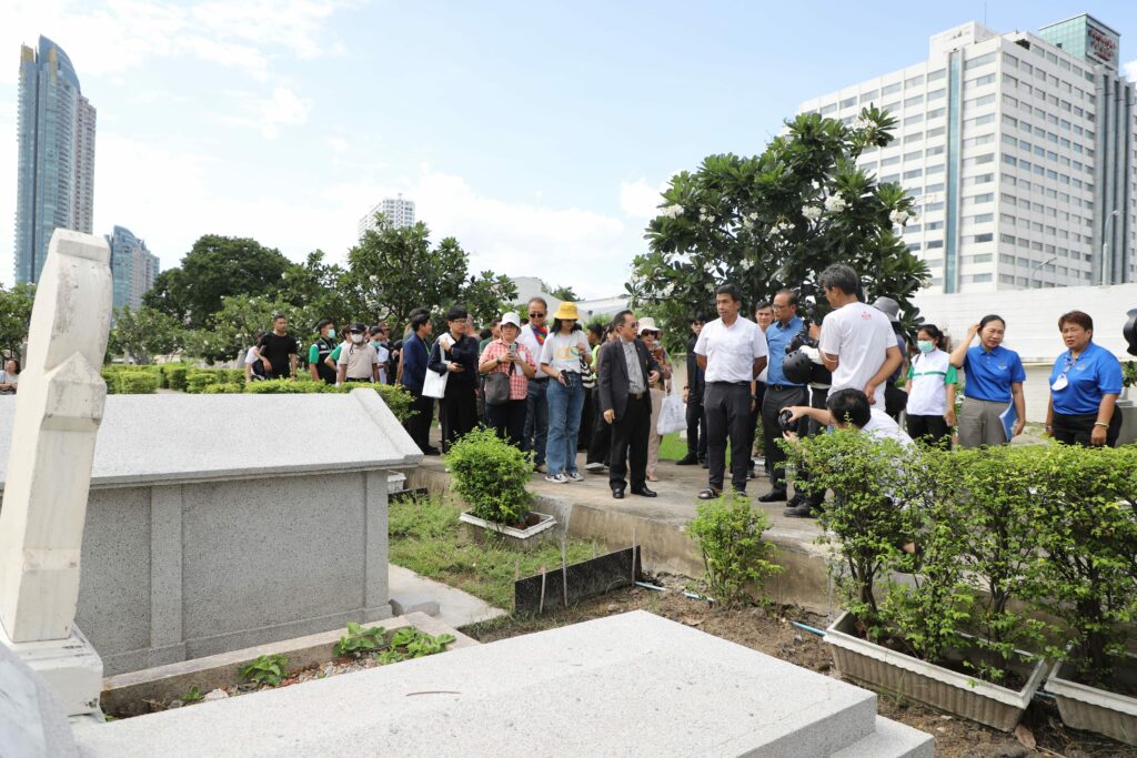 คุณชัชชาติ สิทธิพันธุ์ ขณะชม สุสานโปรเตสแตนต์ นำชม และ บรรยายโดย ศาสตราจารย์ ดร. ชำนาญ แสงฉาย ผู้เชี่ยวชาญ ด้าน ประวัติศาสตร์ หมอบรัดเลย์