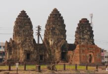 เมื่อ ลวปุระ-ลพบุรี ถูกพระเจ้าสุริยวรมันที่ 1 ยกทัพบุกทำลายจนมีสภาพเป็นป่า พระปรางค์สามยอด เมือง ลพบุรี ลวปุระ ลวปุระ-ลพบุรี