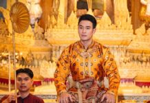 “การถวายอยู่งานพัด” หน้าที่ถวายงานสมัยโบราณ ที่เปรียบดั่งผู้กำหนดภาพลักษณ์ของเหล่าเจ้านาย! เจ้าฟ้าเพชร ดำรงพระอิสริยยศ กรมพระราชวังบวรสถานมงคล หรือ วังหน้า ก่อนเถลิงราชย์ พระนามพระเจ้าแผ่นดิน สมเด็จพระเจ้าท้ายสระ พระเจ้าท้ายสระ การถวายอยู่งานพัด พัด
