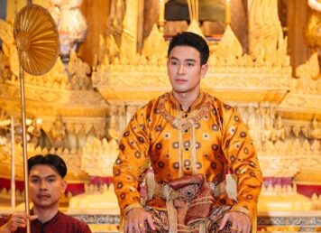เจ้าฟ้าเพชร ดำรงพระอิสริยยศ กรมพระราชวังบวรสถานมงคล หรือ วังหน้า ก่อนเถลิงราชย์ พระนามพระเจ้าแผ่นดิน สมเด็จพระเจ้าท้ายสระ พระเจ้าท้ายสระ การถวายอยู่งานพัด พัด