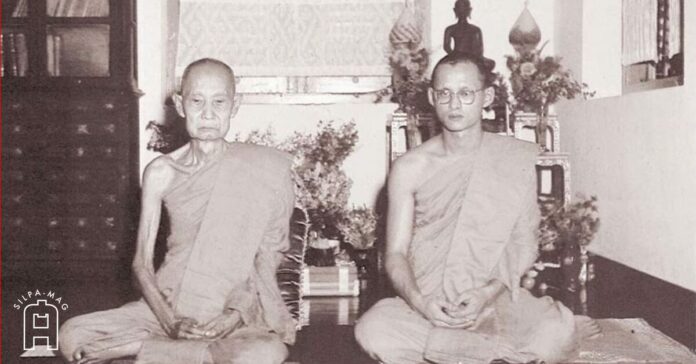 ภาพปก - 22 ตุลาคม วันที่ 3 พฤศจิกายน 2499 รัชกาลที่ 9 ทรงพระกรุณา โปรดให้ฉายพระบรมฉายาลักษณ์ คู่กับ สมเด็จพระสังฆราชเจ้า กรมหลวงวชิรญาณวงศ์ ณ พระตำหนักบัญจบเบญจมา วัดบวรนิเวศวิหาร ทรงผนวช ตั้งแต่ 22 ตุลาคม พ.ศ. 2499