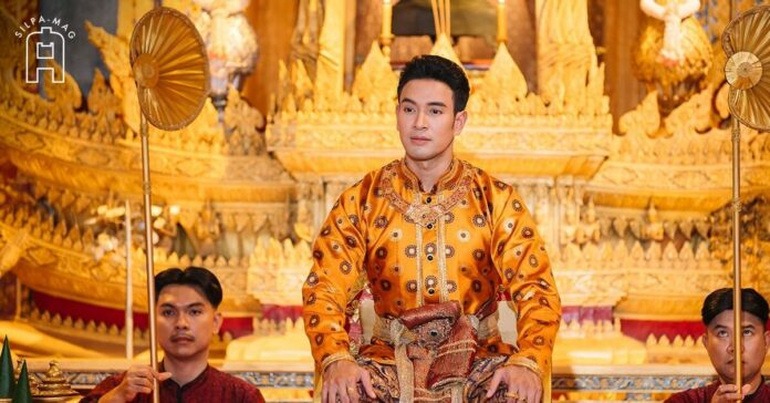 เจ้าฟ้าเพชร ดำรงพระอิสริยยศ กรมพระราชวังบวรสถานมงคล หรือ วังหน้า ก่อนเถลิงราชย์ พระนามพระเจ้าแผ่นดิน สมเด็จพระเจ้าท้ายสระ พระเจ้าท้ายสระ การถวายอยู่งานพัด พัด